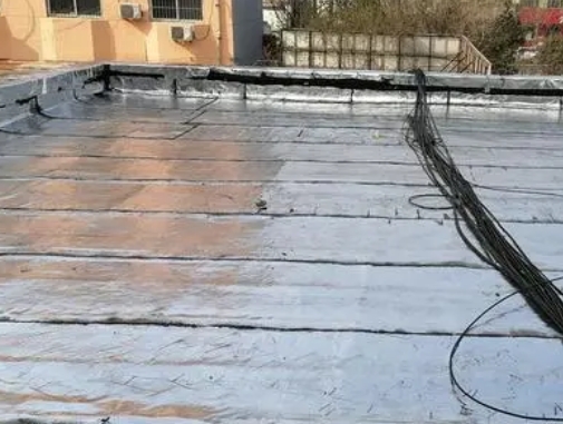 廊坊市卫生间漏水维修公司分享下廊坊市屋面楼顶防水刚性防水层施工要点。